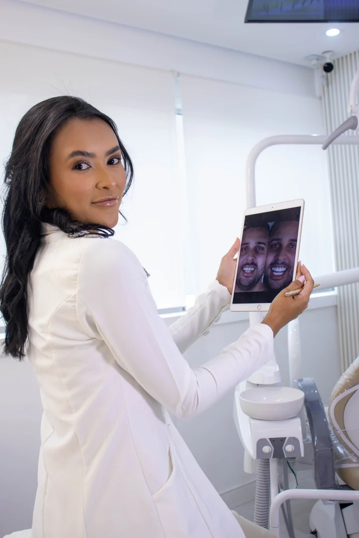 Dra Fernanda Moraes, cirurgiã-dentista, em atendimento de estética do sorriso no Itaim Bibi